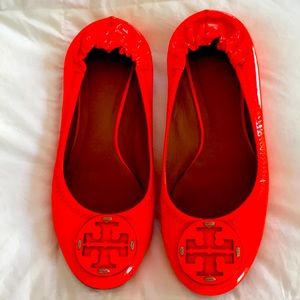 Tory Burch hot Neon patent orange flats. 🧡 NEON !